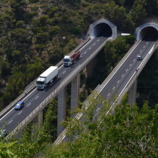Auto in fiamme sulla A10: lavori di ripristino dell'asfalto in corso tra Andora e Albenga