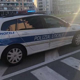 Savona, scontro in piazza Martiri della Libertà: danneggiata la fiancata di un'auto della Polizia locale