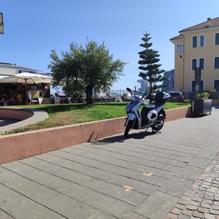 Dà in escandescenza, aggredisce bagnanti e ferisce un agente della polizia locale: attimi di paura nella spiaggia della Finanza a Finale Dà in escandescenza, aggredisce bagnanti e ferisce un agente della polizia locale: attimi di paura nella spiaggia della Finanza a Finale