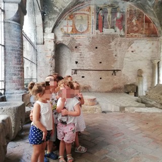 Albenga, i bambini dell’asilo nido comunale in gita estiva alla scoperta del Centro Storico