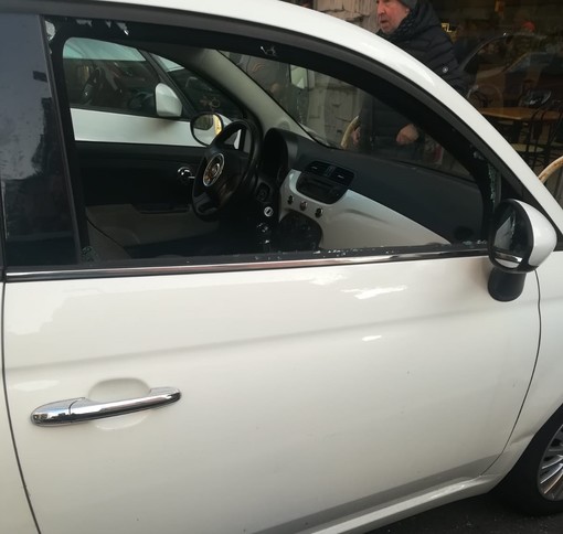Albisola Superiore, vandalizzate alcune auto: l'episodio in via San Giorgio (FOTO) Albisola Superiore, vandalizzate alcune auto: l'episodio in via San Giorgio (FOTO)