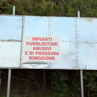 Savona, cartelloni pubblicitari abusivi; ma nessuno si accorge di niente