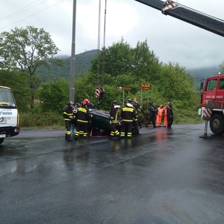Villanova, alassino finisce con la macchina dentro un fiume: intervento dei vigili del fuoco