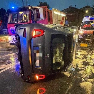 Auto si ribalta in Corso Mazzini ad Albisola: un ferito in codice giallo