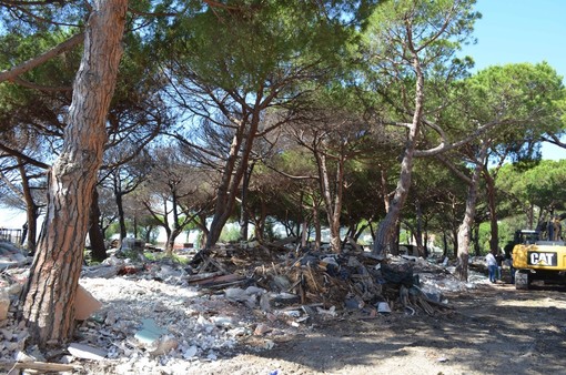 Andora, abbattute le casette ed i manufatti abusivi dell’ex complesso Ariston Andora, abbattute le casette ed i manufatti abusivi dell’ex complesso Ariston