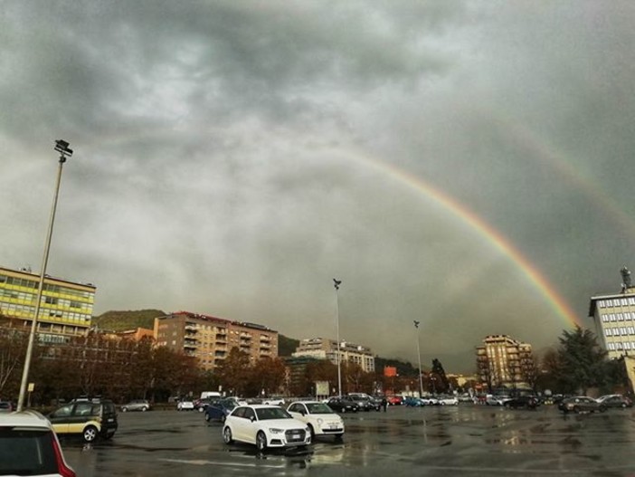 Arcobaleno 'urbano' a Savona: le foto di una nostra lettrice