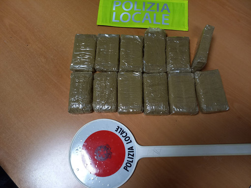 Beccato in flagrante a cedere 2 etti di hashish, tenta la fuga lungo la ferrovia: 30enne arrestato