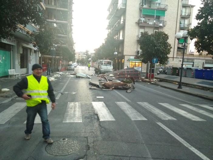 Albenga: impalcature e tetti scoperchiati: divelto il tetto dei magazzini Noberasco