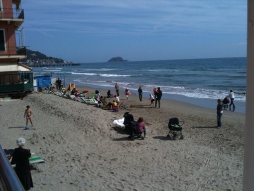 Primo Weekend primaverile: le spiagge si affollano e le code in autostrada tornano