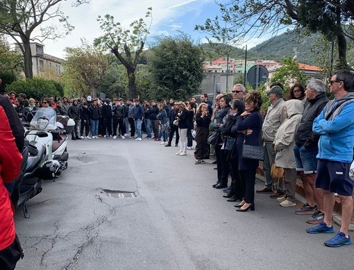 L'abbraccio commosso di parenti e amici per l'ultimo saluto a Nicolò Trifoglio L'abbraccio commosso di parenti e amici per l'ultimo saluto a Nicolò Trifoglio
