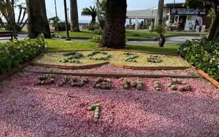 Errore nella data floreale: spunta 'giugnio' e scoppia la polemica