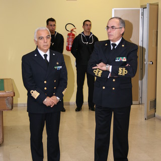 Il direttore marittmo della Liguria, ammiraglio ispettore (cp) Vincenzo Melone,in visita alla capitaneria di porto di Savona
