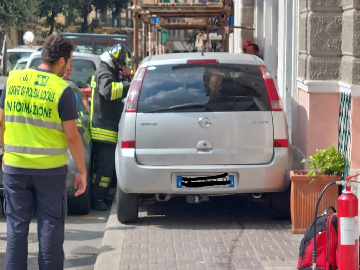 Savona, auto finisce sul marciapiede e rimane incastrata: intervento dei Vigili del fuoco (FOTO) Savona, auto finisce sul marciapiede e rimane incastrata: intervento dei Vigili del fuoco (FOTO)