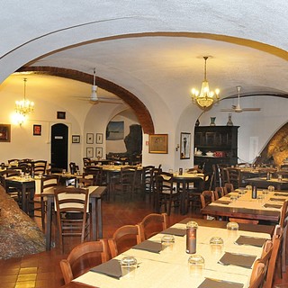 A Pietra Ligure, Ristorante Pizzeria e camere da favola “Al Castello”