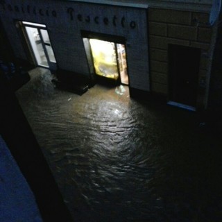 Albisolese, esondato il Rio Basco: strade e negozi allagati