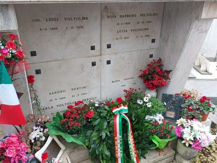 32 anni senza Sandro Pertini, gli studenti gli rendono omaggio a Stella (FOTO) 32 anni senza Sandro Pertini, gli studenti gli rendono omaggio a Stella (FOTO)
