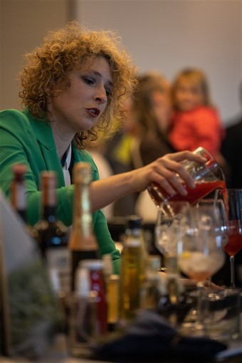 Festival Cucina con i fiori: successo per il cocktail Adelasia ideato dalla barlady Ottavia Castellaro (FOTOGALLERY)