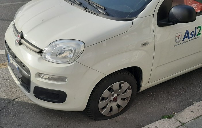 Savona, gomme bucate a 8 auto dell'Asl2: atto vandalico in via Collodi Savona, gomme bucate a 8 auto dell'Asl2: atto vandalico in via Collodi