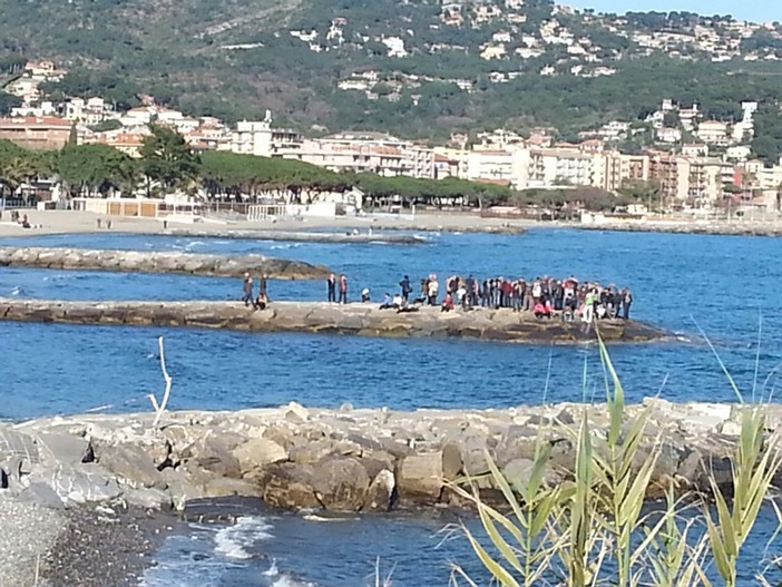 Andora: folla di curiosi segue in diretta la rimozione del treno, nuova attrattiva turistica?