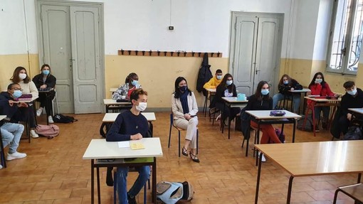 In copertina: il ministro Azzolina in classe all'apertura dell'anno scolastico. Sotto: il report del Ministero della Salute nelle prime due settimane di ottobre