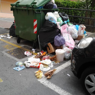 Andora, rifiuti per strada in pieno centro: così si presenta la città dopo il ponte del 2 giugno