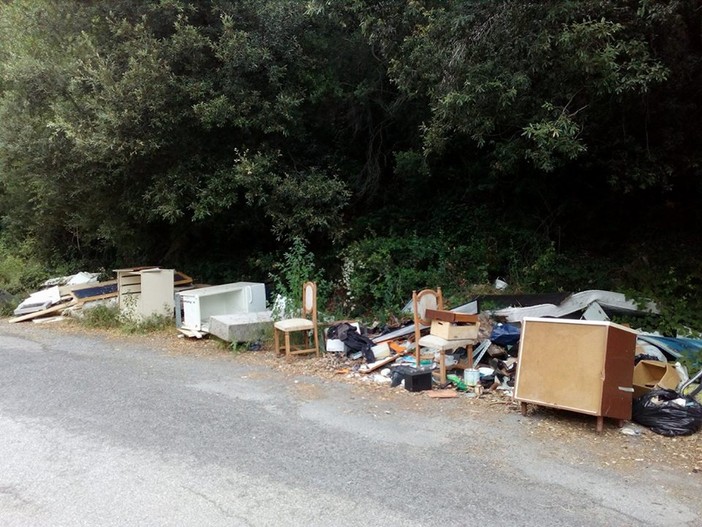 Rifiuti abbandonati lungo il torrente Bottassano tra i Comuni di Borgio Verezzi e Tovo