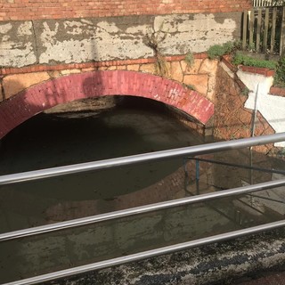 Nelle due foto: Passo Saleo allagato e gli agenti di polizia locale impegnati a rimuovere un palo divelto