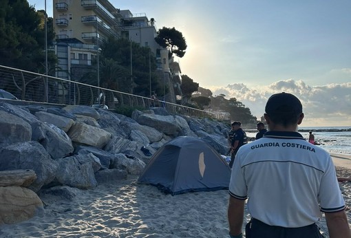 Alassio, giro di vite della Capitaneria contro gli accampamenti abusivi in spiaggia: nove sanzioni