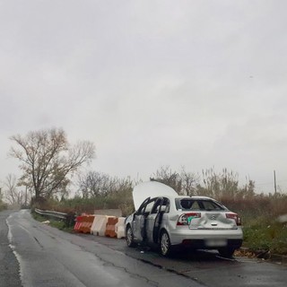 Albenga, auto abbandonata sulla strada che costeggia il Centa, Ciangherotti: "Brutto biglietto da visita"