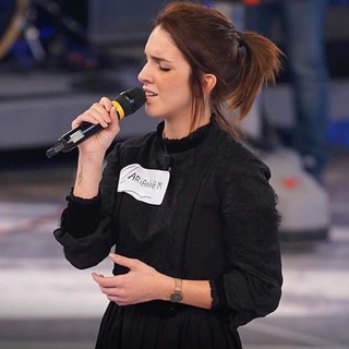 "Piacerebbe a tutti i pugili vincere così": la cantante quilianese Arianna Manca passa a braccia alzate al terzo step di "Amici"