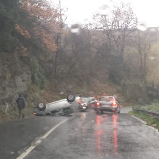 Stella, auto si cappotta lungo la strada 334 del Sassello (FOTO) Stella, auto si cappotta lungo la strada 334 del Sassello (FOTO)