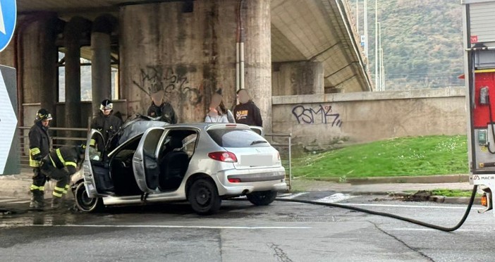 Auto in fiamme nel sottopasso dell’Aurelia ad Albenga Auto in fiamme nel sottopasso dell’Aurelia ad Albenga