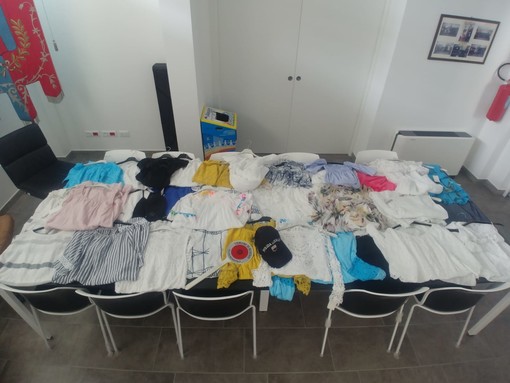 Alassio, commercio abusivo: nuovi sequestri da parte della Polizia Municipale Alassio, commercio abusivo: nuovi sequestri da parte della Polizia Municipale