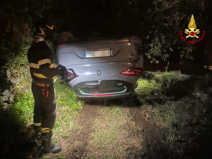 Sbanda con l'auto e finisce cappottato fuori strada: soccorsi nella notte a Orco Feglino Sbanda con l'auto e finisce cappottato fuori strada: soccorsi nella notte a Orco Feglino