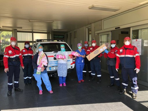 L'Associazione Nazionale Carabinieri dona le uova di Pasqua al personale del pronto soccorso di Santa Corona L'Associazione Nazionale Carabinieri dona le uova di Pasqua al personale del pronto soccorso di Santa Corona