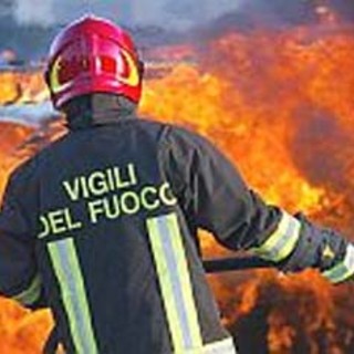 Ortovero, in fiamme una macchina sulla strada per Albenga