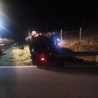 Cairo, auto si cappotta a Rocchetta sulla SS29: ferito trasportato in ospedale (FOTO)