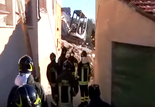 Esplosione di Arnasco, il racconto di uno dei primi vigili del fuoco intervenuti: "Nel buio ho pensato al terremoto dell'Aquila" Esplosione di Arnasco, il racconto di uno dei primi vigili del fuoco intervenuti: "Nel buio ho pensato al terremoto dell'Aquila"