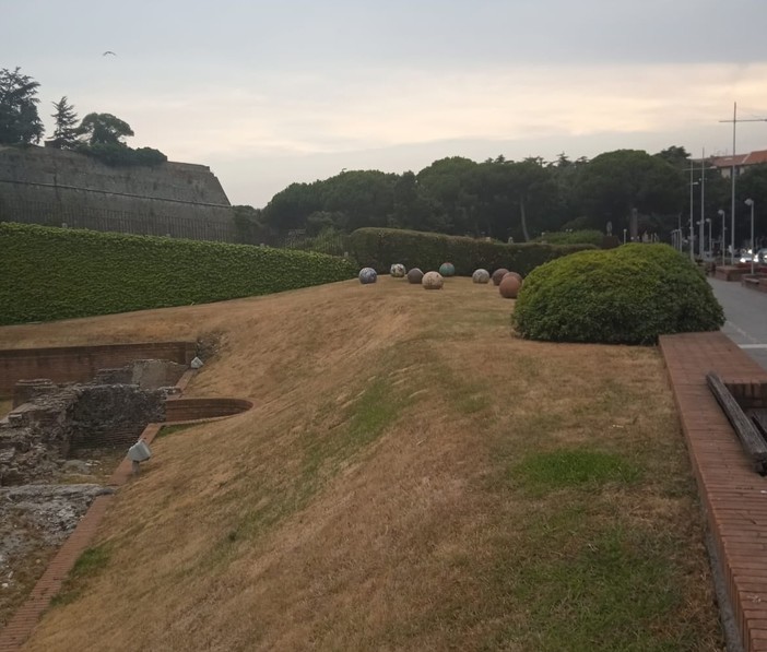"Savona è una città accogliente dove si vive bene, non si capisce perché l'area verde del Priamar sia secca" "Savona è una città accogliente dove si vive bene, non si capisce perché l'area verde del Priamar sia secca"