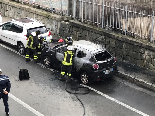 Auto in fiamme a Varazze: sul posto i vigili del fuoco (FOTO) Auto in fiamme a Varazze: sul posto i vigili del fuoco (FOTO)