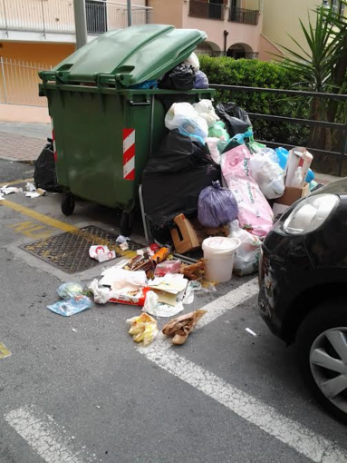 Andora, rifiuti per strada in pieno centro: così si presenta la città dopo il ponte del 2 giugno