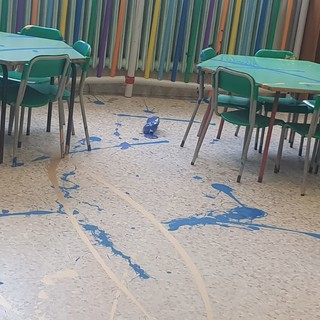 Albenga, vandali in azione nella scuola materna di via degli Orti: tempera rovesciata su pavimento e banchi Albenga, vandali in azione nella scuola materna di via degli Orti: tempera rovesciata su pavimento e banchi