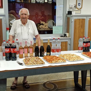 Croce Bianca Albenga, il "presidentissimo" Ardoino spegne 84 candeline con la sorpresa dei "suoi" militi