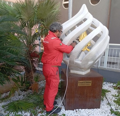Savona, ripristinata l'opera "Corpo e Anima" nel piazzale davanti alla caserma dei vigili del fuoco (FOTO)