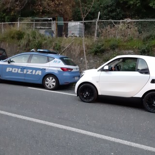 Savona, auto abbandonata nella strada del Cadibona: ricerche della polizia