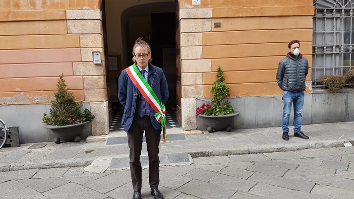 Albenga: un minuto di raccoglimento sotto le bandiere a mezz'asta