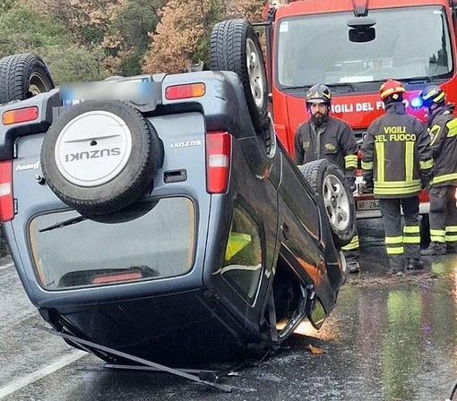 Varazze, auto si schianta contro il muro e si cappotta: soccorsi mobilitati (FOTO)