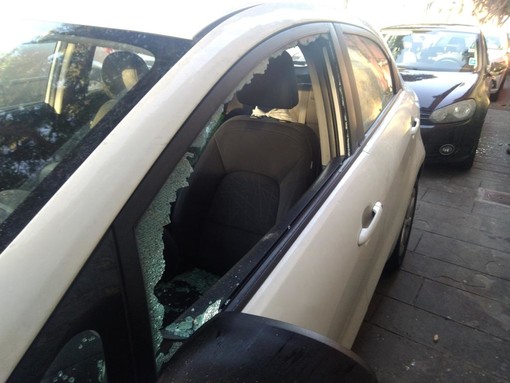 Albenga, individuato dai carabinieri l'autore del raid dei finestrini di auto Albenga, individuato dai carabinieri l'autore del raid dei finestrini di auto