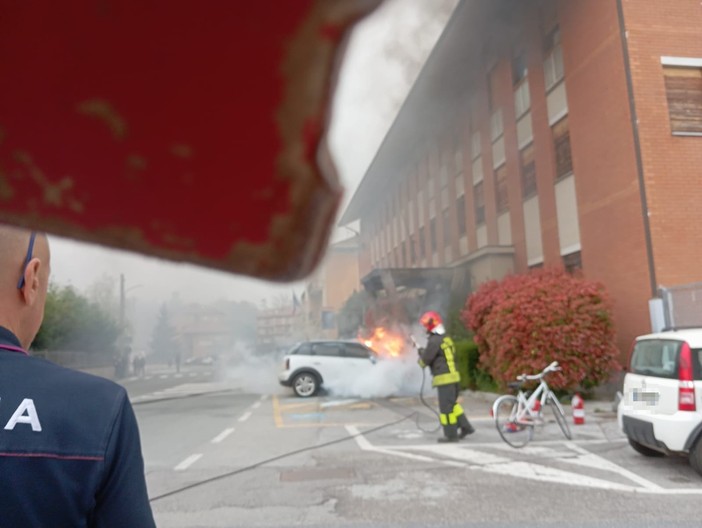 Carcare, auto in fiamme davanti alla sede Asl 2 (FOTO) Carcare, auto in fiamme davanti alla sede Asl 2 (FOTO)