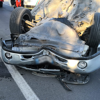 Auto ribaltata ad Albenga: il conducente in codice giallo al Santa Corona (FOTO)